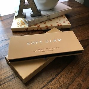 New! ABH SOFT GLAM PALETTE